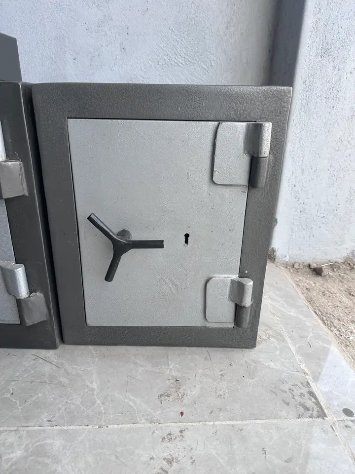 Heavy-duty Shellmate safe with a key lock and three-spoke handle