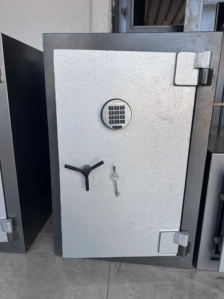 Large Shellmate safe with both a digital keypad and a key lock