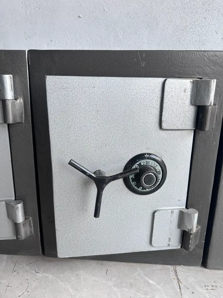 Shellmate safe with a mechanical combination dial lock